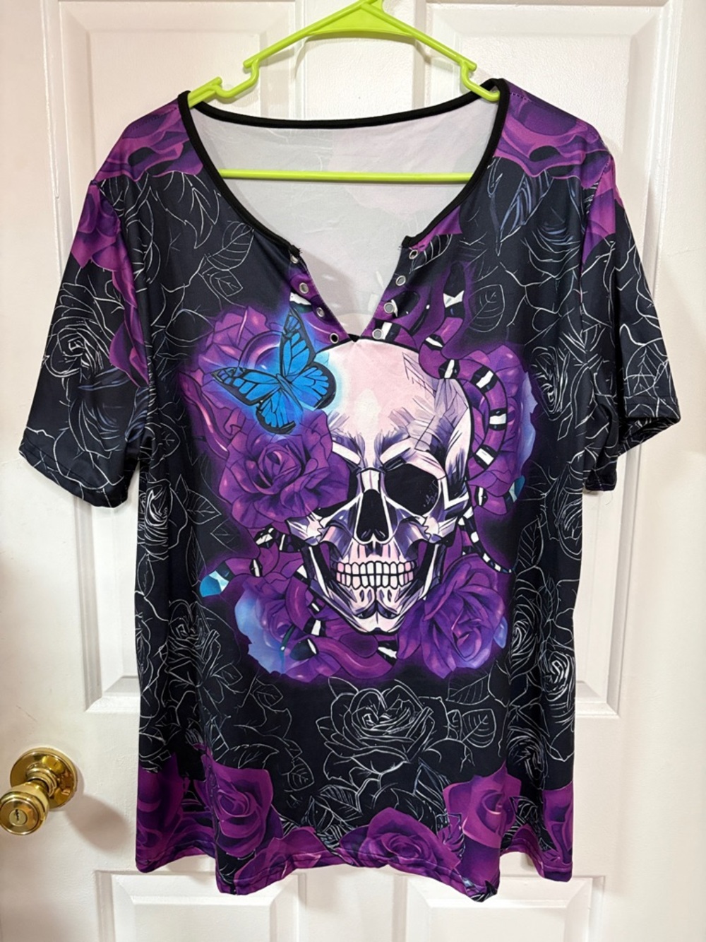 Women’s Short Sleeve Skull & Rose Tee in Purple and Black